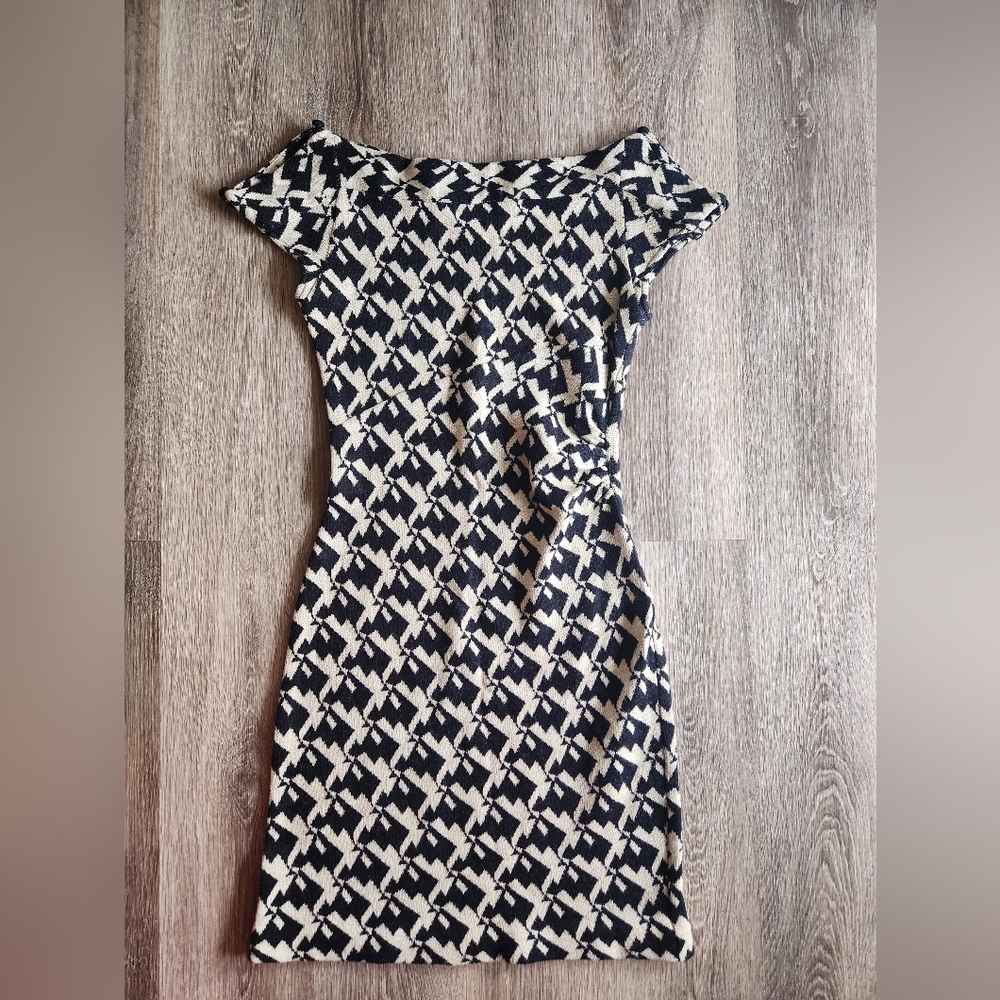 Diane Von Furstenberg Black and Beige Houndstooth Short Sweater Dress Size2